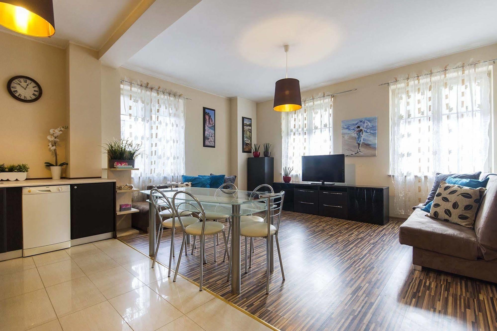 Hotelli Apartament White Lions 3*
